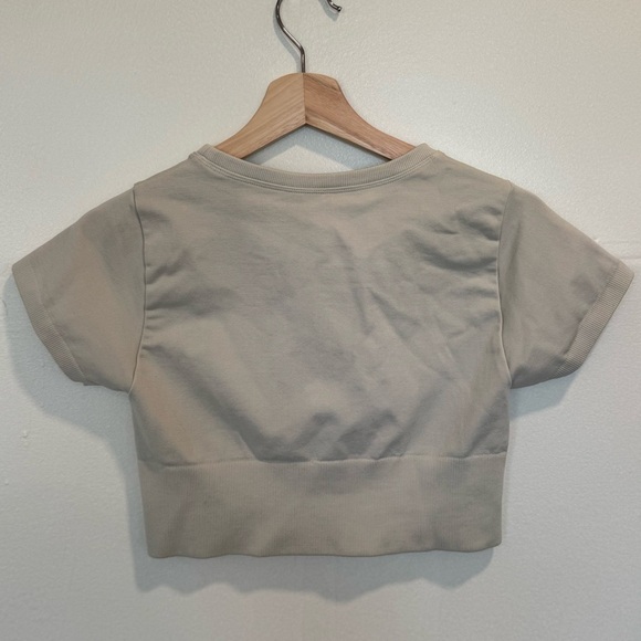 OFFLINE By Aerie Sidewalk Seamless Cream Cropped Work Out T-Shirt Size Small - Picture 5 of 5
